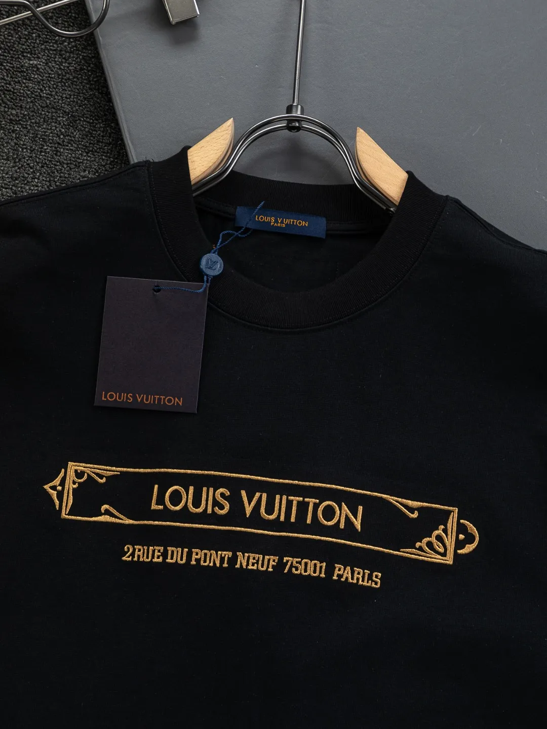 🅿️190 Louis Vuitton 1V LV lv slightly wide version S-XL LV 26ss new products are available at counters simultaneously. Multiple craftsmanship. Gold thread jacquard checkerboard letters on the chest🪡 embroidery. Round neck short-sleeved T-shirt, same style for men and women! Consigned to one-to-one creation. Synchronized with the official website, pure cotton fabrics at the counter! It is close to the skin and comfortable, durable and easy to wear. It has a classic and simple logo design and meticulous original craftsmanship. Short-sleeves, a must-have item for men, do not appear to be the same for the general public, but must be unique and eye-catching. This LV short-sleeve is all about quality, comfort, the same shape and fashion as always, including fabrics and cutting techniques. All of them have been made with great effort! 320 grams of washed pure cotton fabric, pure cotton is breathable, very refreshing and comfortable for daily wear. The rib knitting on the neckline is smooth and tight, and the neckline will not be skewed if you toss it at will. The loose version, you will find that it looks really good on the upper body. The overall is minimalist and neat, super versatile for daily use! Pair it casually with a pair of pants for a youthful look. A T-shirt will make your outfit crazy. It is a fashionable item that can never go wrong! Color: Black White Size: S-XL Size chart: S: Shoulder width 50-Bust 56-Length 70 M: Shoulder width 52-Bust 57-Length 72 L: Shoulder width 54-Bust 59-Length 74 XL: Shoulder width 56-Bust 62-Length 76